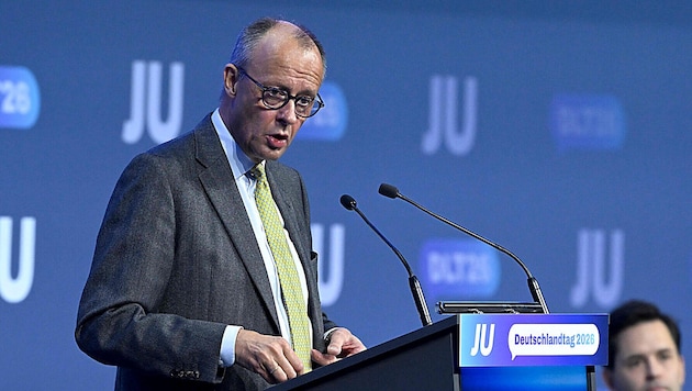 Bundeskanzler und CDU-Chef Friedrich Merz warnt SPD und Grüne vor „Gesprächen mit ...