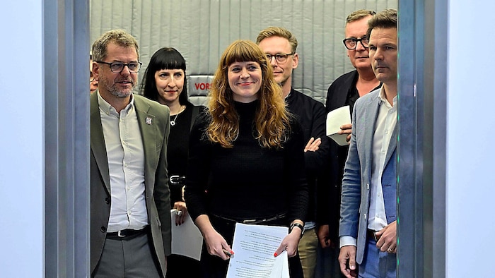Die Sondierungsteams angeführt von Steffen Krach (SPD, re.), Kerstin Wolter (Linke, Mitte) und ...
