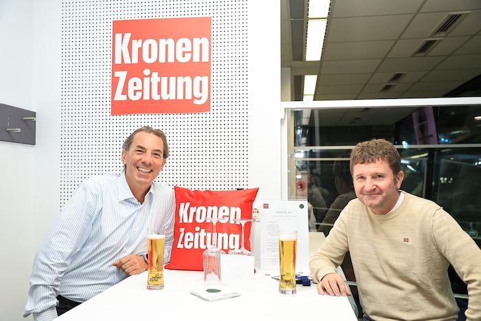 Ex-Kicker Andreas Schiener (li.) mit Norbert Niederacher („Krone“-Sport).