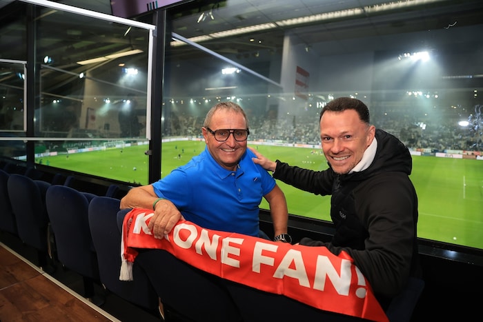 Der ehemalige Fußballprofi Marcel Schreter (rechts) mit Ady Stastny in der gemütlichen Loge.