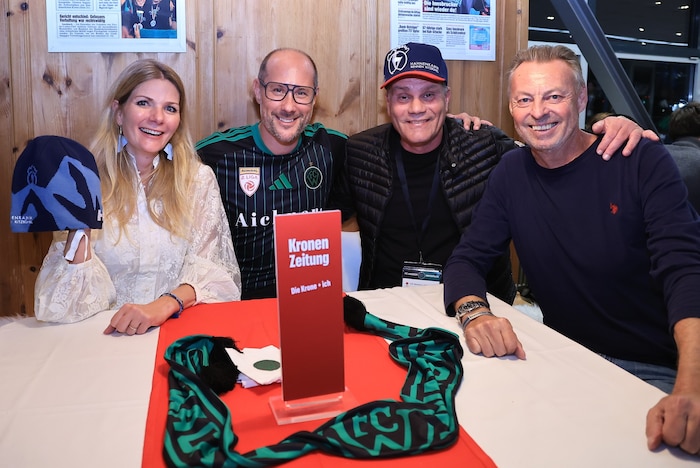 Ulrike Swoboda, LR Mario Gerber im Trikot des FC Wacker Innsbruck, Hannes Rauch und Wolfgang ...