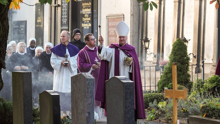 Auch heuer findet die Friedhofsprozession mit Bischof Manfred Scheuer statt;