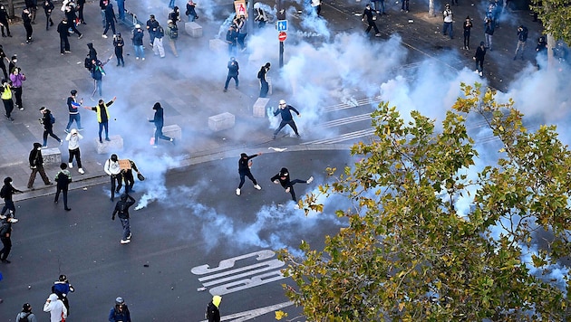 Gewaltbereite Demonstranten liefern sich Straßenschlachten mit der Polizei. Diese antwortet mit ...