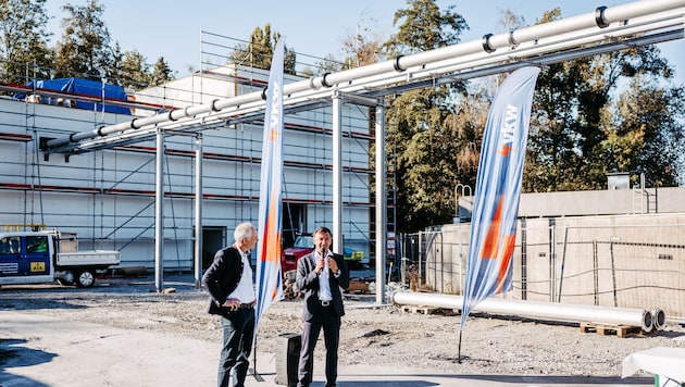 Illwerke-Vorstand Quido Salzmann (l.) mit dem Harder Bürgermeister Martin Staudinger.