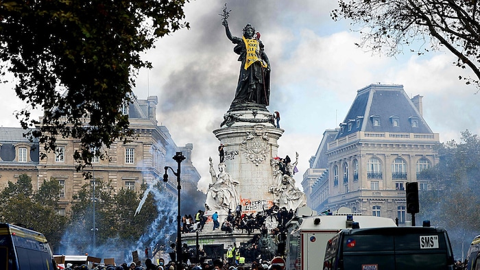 Auch dem Denkmal der Republik in Paris wurde in eine gelbe Weste verpasst.