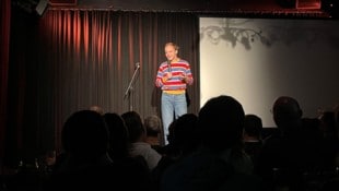 Jonas Bonas füllte das Grazer Theatercafe.
