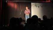 Jonas Bonas füllte das Grazer Theatercafe.