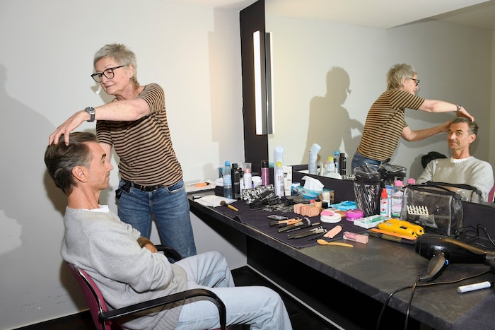 In der Maske: Silbereisen wird geschminkt und für die Show ins rechte (Schmik)Licht gesetzt. . .