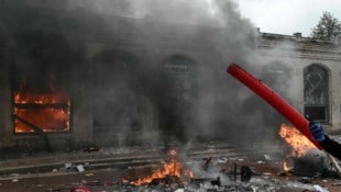 In Lyon haben Demonstrierende das Tourismusbüro in Brand gesetzt. Am Samstag finden in ...