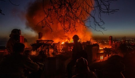 In Südkalifornien breitet sich das sogenannte Norte-Feuer aus. 16.000 Menschen mussten bereits ...