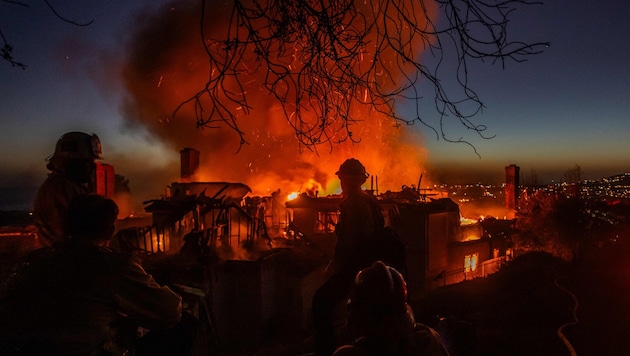 In Südkalifornien breitet sich das sogenannte Norte-Feuer aus. 16.000 Menschen mussten bereits ...
