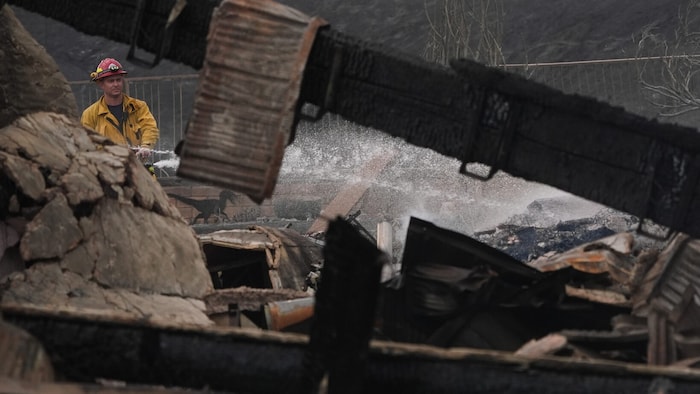 Bei den Löscharbeiten wurden landesweit mindestens drei Feuerwehrleute verletzt.