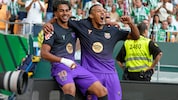 Lamine Yamal (l.) und seine Kollegen haben gut lachen.