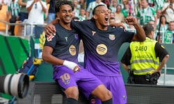 Lamine Yamal (l.) und seine Kollegen haben gut lachen.