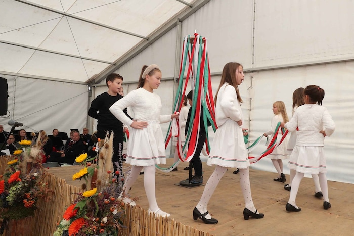 Auch Kinder traten beim Festakt auf und entzückten die Gäste.