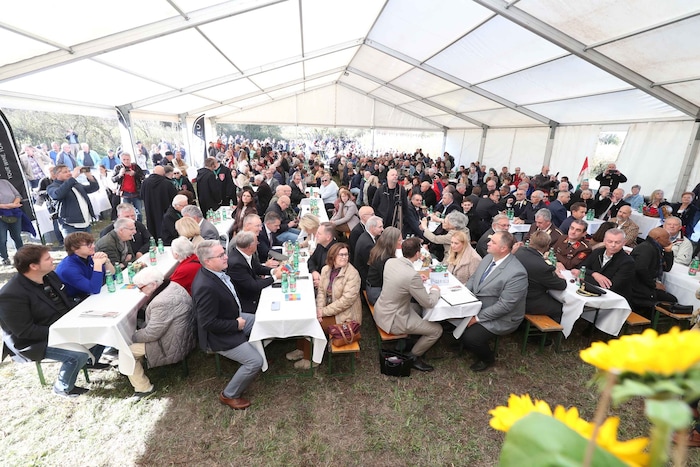 Das Festzelt platzte aus allen Nähten.