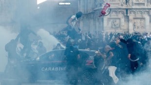 In Mailand bewarfen Protestierende die Polizei mit Steinen und anderen Gegenständen.