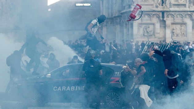 In Mailand bewarfen Protestierende die Polizei mit Steinen und anderen Gegenständen.