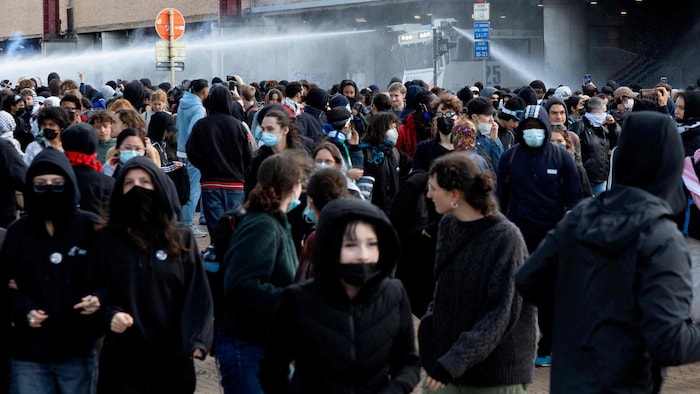 In Belgien waren viele Demonstrantinnen und Demonstranten maskiert.
