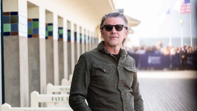 Der US-Schauspieler Ethan Hawke hätte laut eigener Aussage mit seiner Kollegin Drew Barrymore ...