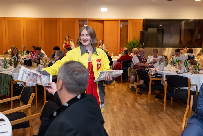 Chefredakteurin Clara Milena Steiner verteilete die Herzensmensch-Zeitung.