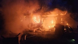 Ein Geräteschuppen ging in Flammen auf. 