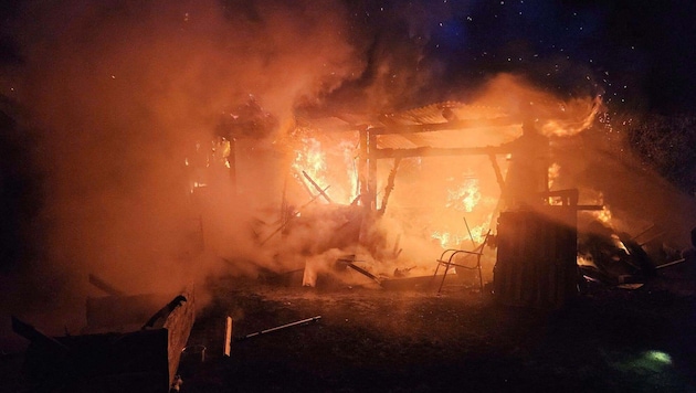 Ein Geräteschuppen ging in Flammen auf.