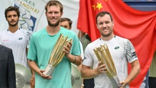Neil Oberleitner (li.) und Lucas Miedler präsentieren stolz ihre Trophäen.