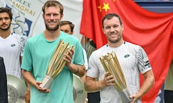 Neil Oberleitner (li.) und Lucas Miedler präsentieren stolz ihre Trophäen.