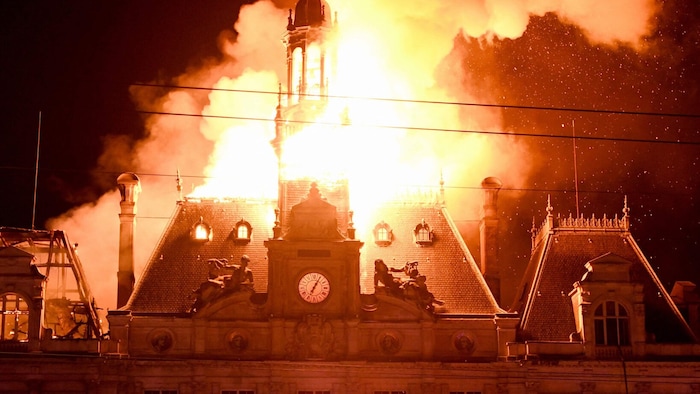 Das Rathaus von Limoges wurde in Brand gesetzt.