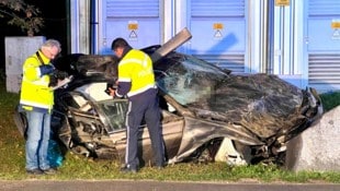 Die drei Jugendlichen am Rücksitz wurden aus dem Auto geschleudert und mussten notärztlich ...