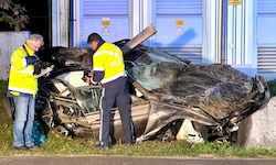 Die drei Jugendlichen am Rücksitz wurden aus dem Auto geschleudert und mussten notärztlich ...