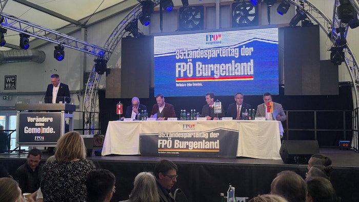 Mit 20 Minuten Verspätung startete der Landesparteitag der FPÖ Burgenland.