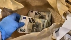 Die Ermittler stellten gefälschte Euro-Banknoten im Wert von rund 2,1 Millionen Euro sicher.