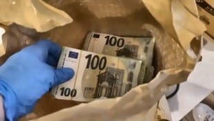Die Ermittler stellten gefälschte Euro-Banknoten im Wert von rund 2,1 Millionen Euro sicher.