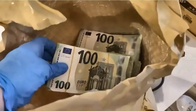 Die Ermittler stellten gefälschte Euro-Banknoten im Wert von rund 2,1 Millionen Euro sicher.