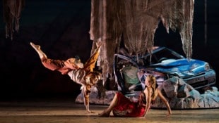 Romeo (Gionata Sargentini) will Julia (Kristy Clarke) trotz dystopischem Setting beeindrucken.