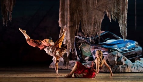 Romeo (Gionata Sargentini) will Julia (Kristy Clarke) trotz dystopischem Setting beeindrucken.