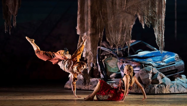Romeo (Gionata Sargentini) will Julia (Kristy Clarke) trotz dystopischem Setting beeindrucken.