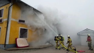 Die Feuerwehr löschte von außen, während ein Atemschutztrupp den Brand von innen bekämpfte.