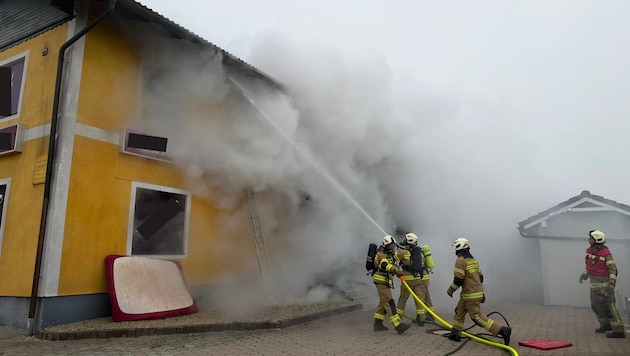Die Feuerwehr löschte von außen, während ein Atemschutztrupp den Brand von innen bekämpfte.