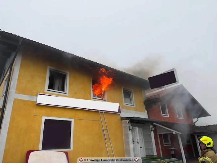 Beim Eintreffen der Feuerwehr loderten die Flammen aus dem ersten Stock.