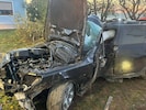 Das Fahrzeug wurde durch den Crash massiv beschädigt.