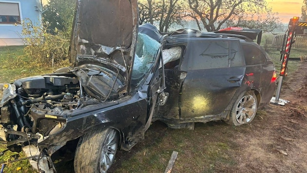 Das Fahrzeug wurde durch den Crash massiv beschädigt.