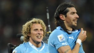 AFP/RODRIGO ARANGUA Sebastian Abreu (re.) mit Legende Diego Forlan.
