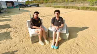 Kellnerin Uschi und Chefin Renate Z. sind entsetzt.