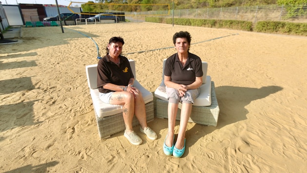 Kellnerin Uschi und Chefin Renate Z. sind entsetzt.