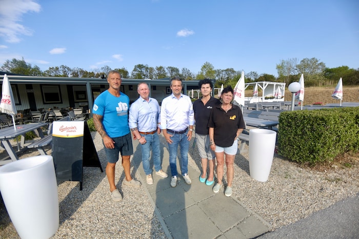 FPÖ-Gemeinderat Michael Niegl und Obmann Dominik Nepp (2. und 3. v.l.) wollen Wirtin Renate Z. ...