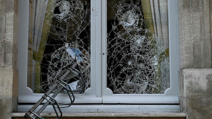 Die Demonstrantinnen und Demonstranten beschädigten viele Gebäude, plünderten Geschäfte.