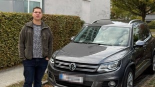 Julian T. vor seinem Auto, das in der Siedlung direkt neben Wohnungen parkte.